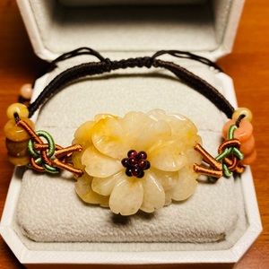 Hand carved and knitted flower jade bracel…
